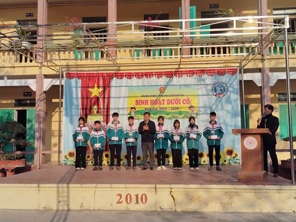 SINH HOẠT DƯỚI CỜ TUẦN 18 TUYÊN DƯƠNG HỌC SINH ĐẠT THÀNH TÍCH XUẤT SẮC TRONG KỲ KHẢO SÁT HỌC KỲ I NĂM HỌC 2025 – 2026 VÀ HỘI THI THỂ DỤC THỂ THAO